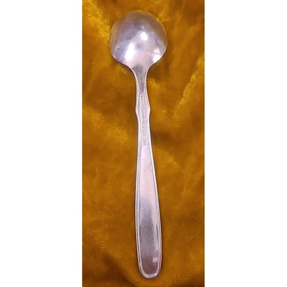 This item is a vintage silver-plated souvenir International Hotel Spoon‎